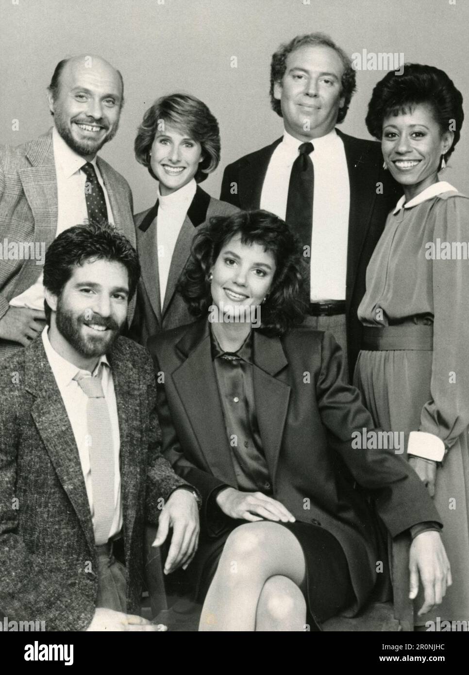 Attori Hector Elizondon, Cathy Silvers, Sanford Jensen, Vernee Watson-Johnson, Michael Lembeck e Margaret Colin nella mostra Foley Square, Regno Unito 1986 Foto Stock