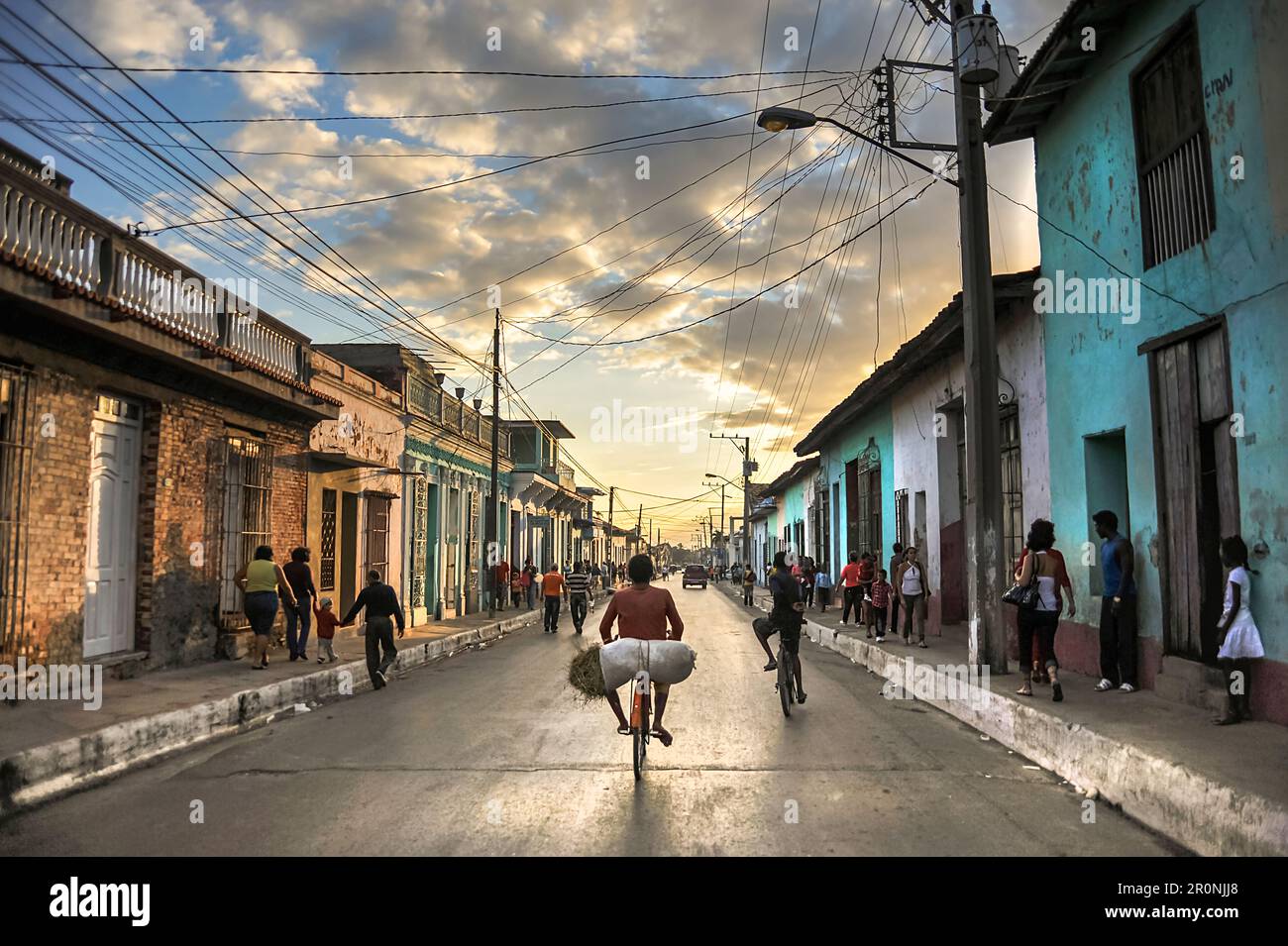 Le biciclette del ragazzo si spillano attraverso le strade di Trinidad. Cuba Foto Stock