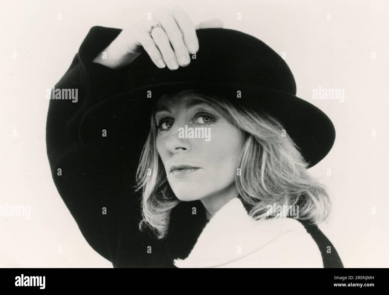 Modello di moda britannico Jill Kennington indossato un grande cappello nero, UK 1980s Foto Stock