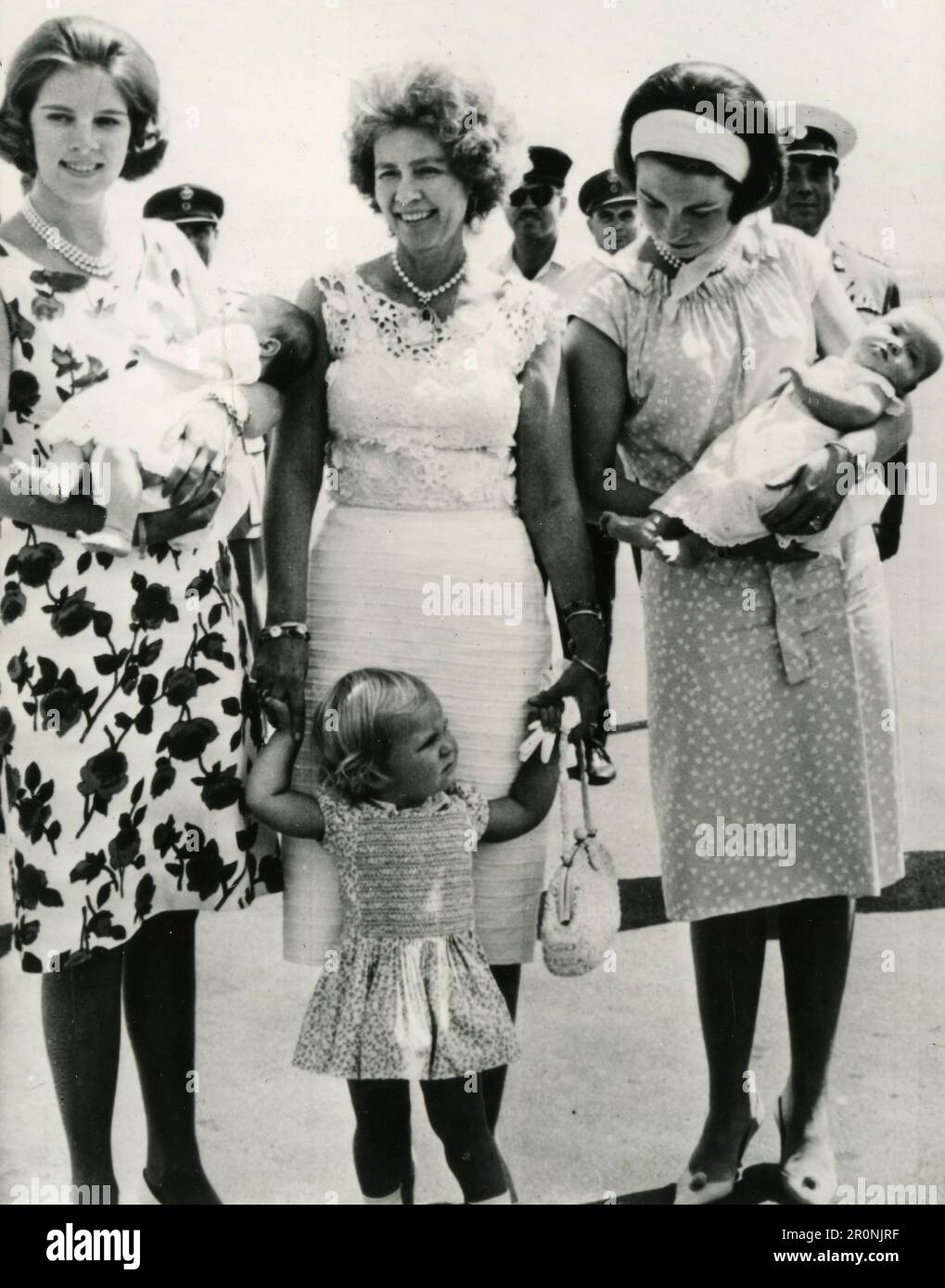 Regina Anna-Marie di Grecia tenendo sua figlia Alexia, Regina madre Frederika e Principessa Sophie, Atene, Grecia 1965 Foto Stock