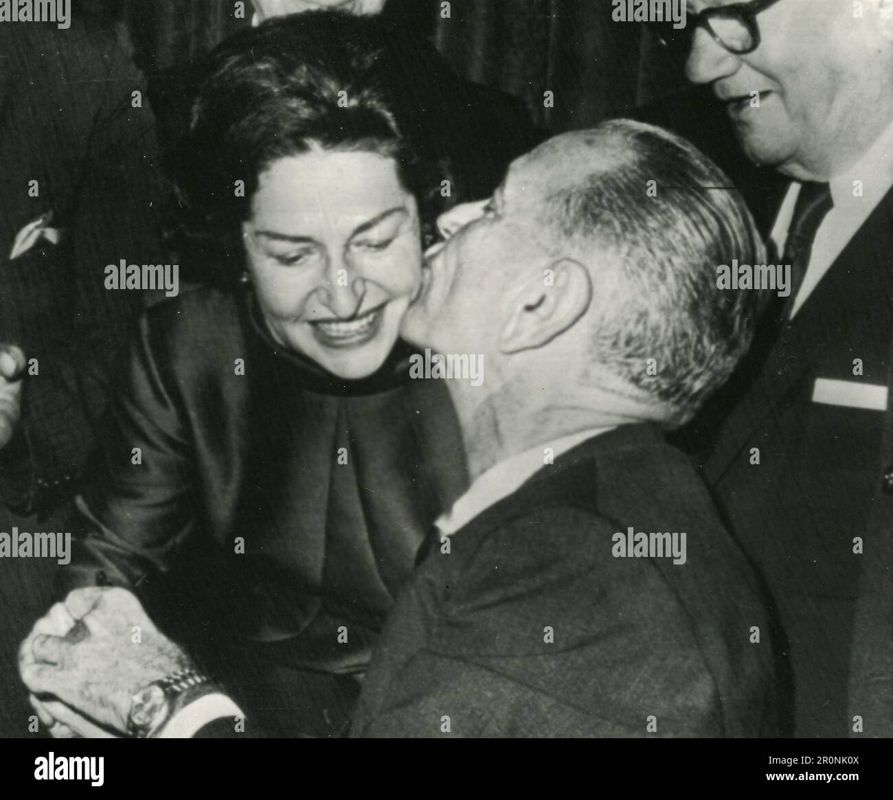 Il presidente DEGLI STATI UNITI Lyndon Johnson dopo la firma del disegno di legge di abbellimento dell'autostrada 320 milioni di dollari, Washington, Stati Uniti 1965 Foto Stock