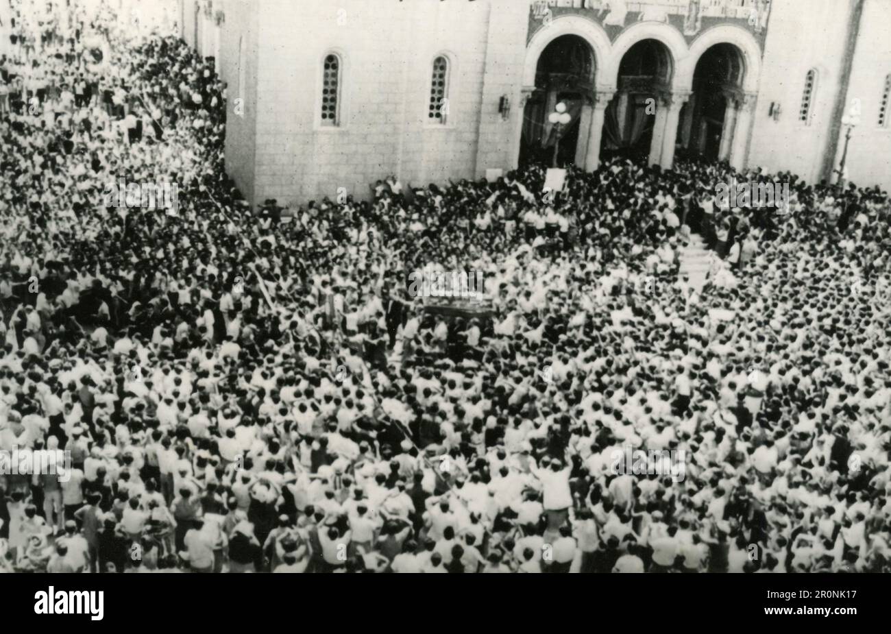 La folla si riunì per il servizio funerario del ragazzo ucciso durante i saccheggi, nel 1965 Foto Stock