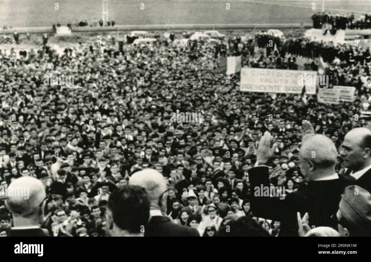Il Presidente della Repubblica Giuseppe Saragat in visita alla memoria dei fratelli Bandiera, Crotone, Italia 1966 Foto Stock
