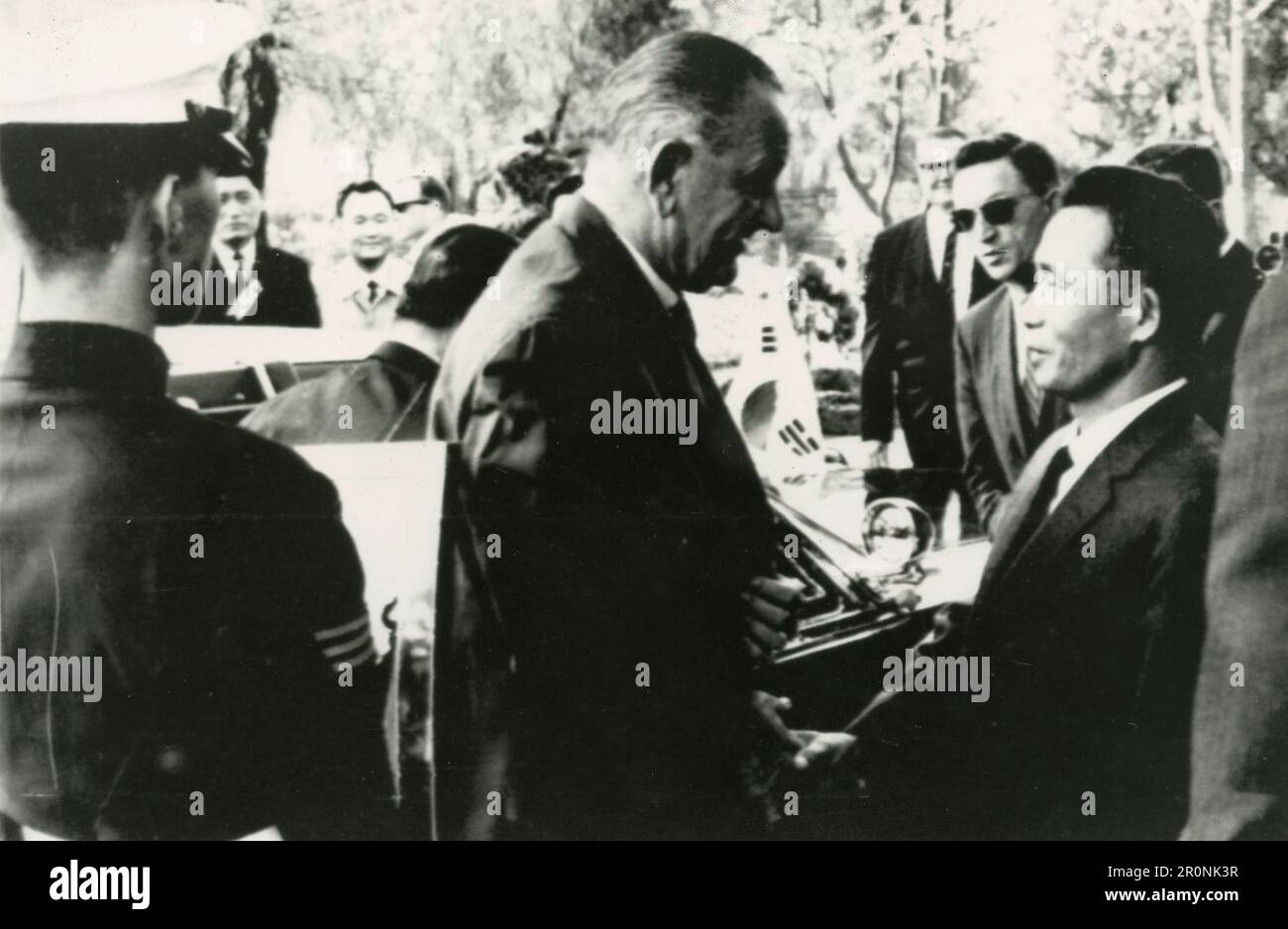 Il Presidente DEGLI STATI UNITI Lyndon Johnson saluto il Presidente della Corea del Sud Park Chung-hee all'arrivo alla Blue House, Seoul, Corea del Sud 1966 Foto Stock