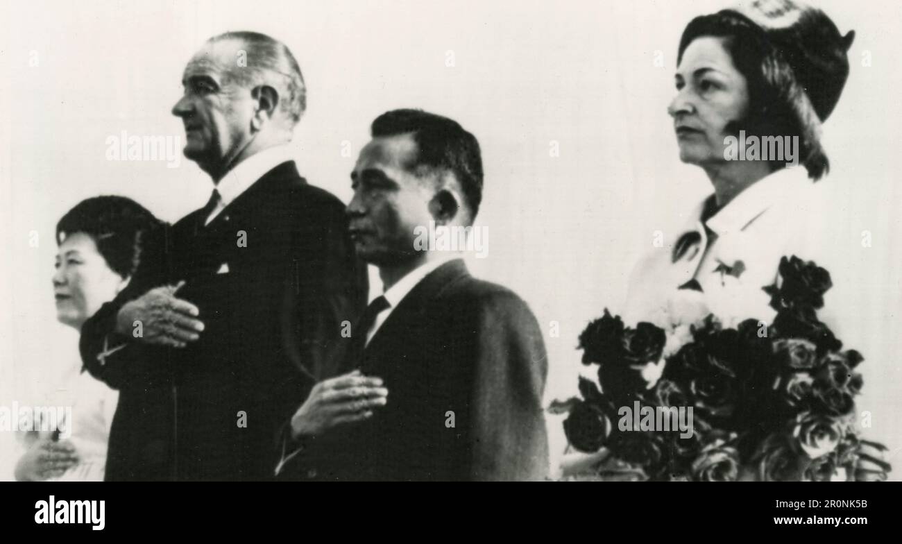 Il Presidente DEGLI STATI UNITI Lyndon Johnson e il Presidente della Corea del Sud Park Chung-hee con le loro mogli alla cerimonia di benvenuto, Seoul, Corea del Sud 1966 Foto Stock