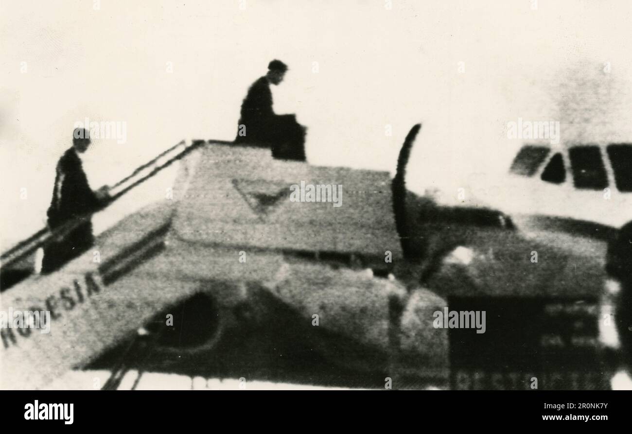Rhodesiano PM Ian Smith seguito dal suo segretario privato Len Thompson a bordo di un aereo a Salisbury, Rhodesia 1966 Foto Stock