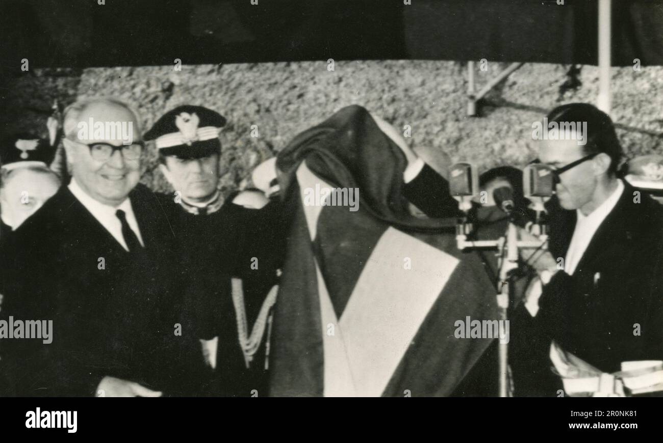 Il Presidente della Repubblica Giuseppe Saragat riceve una bandiera dal sindaco di Osoppo, Italia 1966 Foto Stock