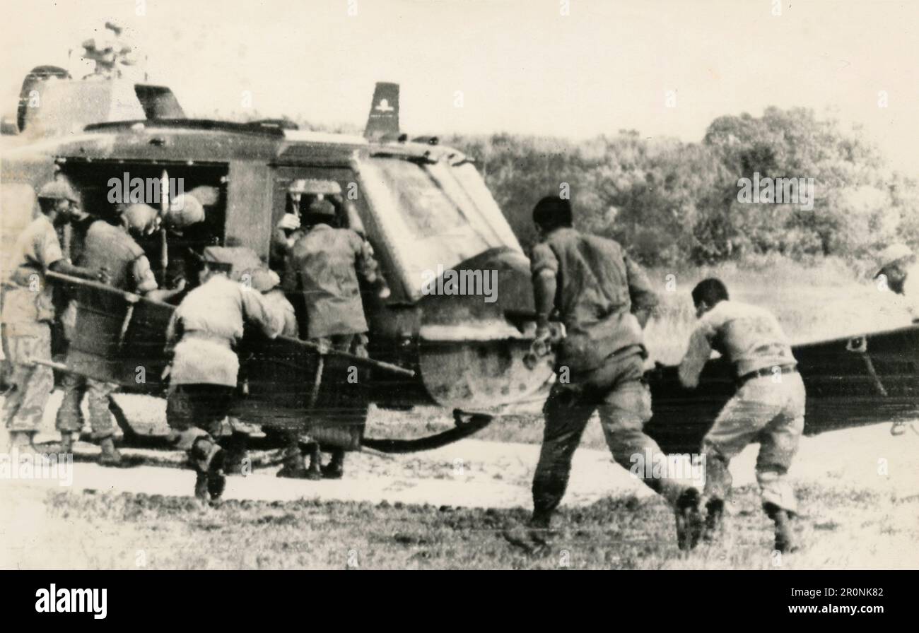 Elicottero US salvataggio dei soldati feriti, Viet Nam, 1965 Foto Stock