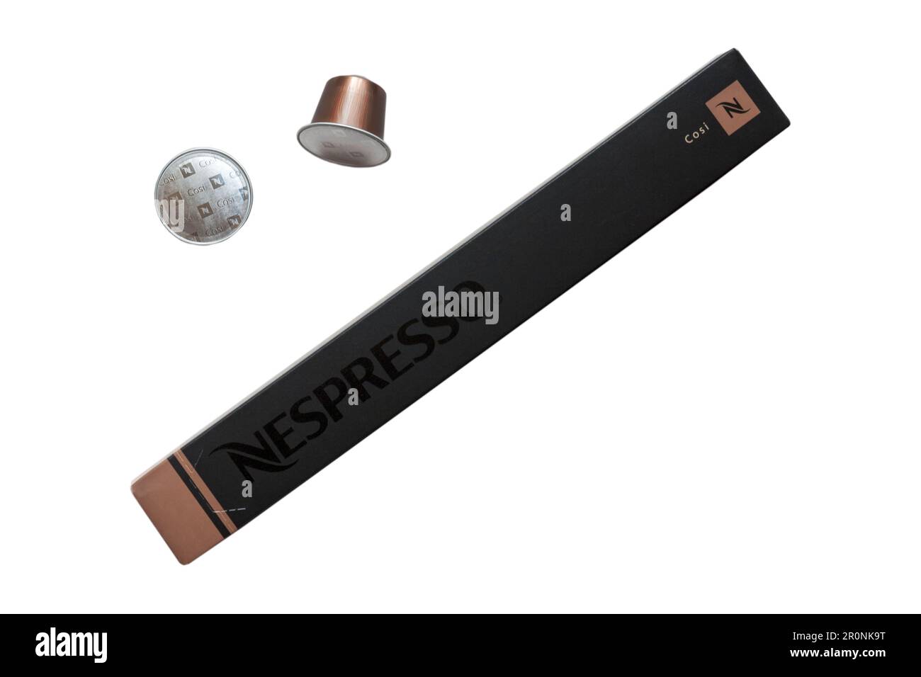 Scatola di capsule di caffè Nespresso cosi con due capsule rimosse isolate su sfondo bianco Foto Stock