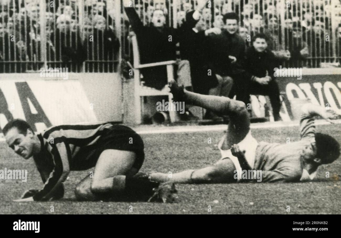 Il calciatore spagnolo Luis Suarez e l'italiano Antonio Juliano durante una partita Inter vs Napoli 1965 Foto Stock