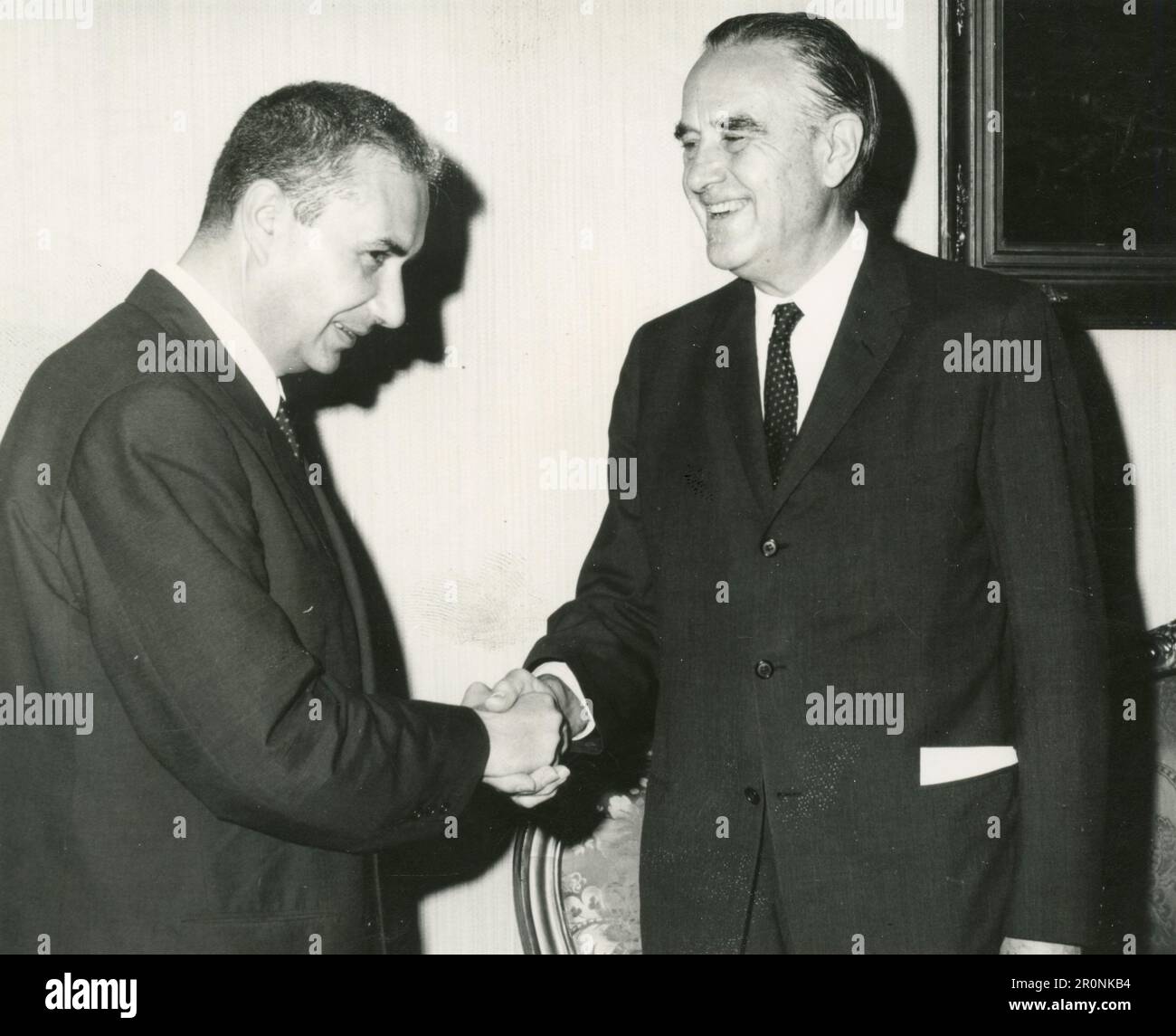 Il PM italiano Aldo moro incontra un politico straniero, Italia 1965 Foto Stock