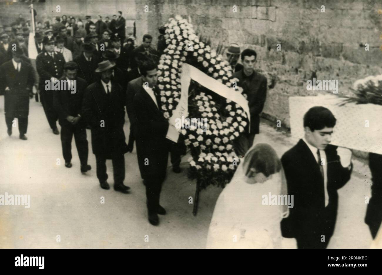 Processione funebre in un piccolo paese della Sicilia 1960s Foto Stock
