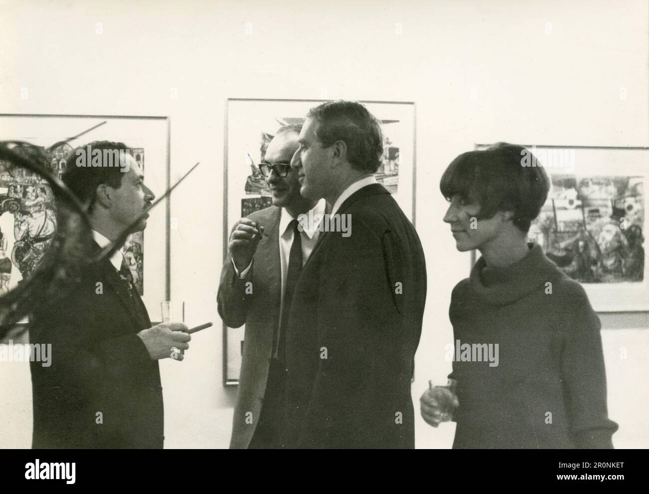 Pittori americani Robert Colescott (a sinistra) e Richard Callner (anteriore al centro) a un vernissage, USA 1960s Foto Stock