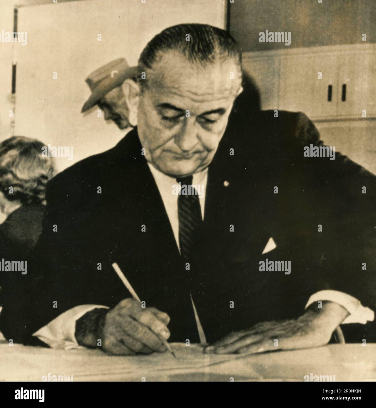 Il presidente DEGLI STATI UNITI Lyndon Johnson ha espresso il suo voto alle elezioni generali, Washington, USA 1965 Foto Stock