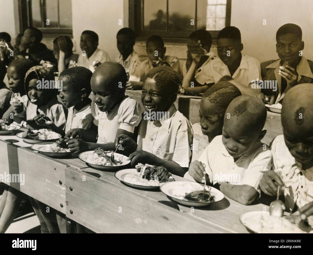 Studenti di Bantu che mangiano a scuola, Ommetjette Reserve, Africa sudoccidentale 1966 Foto Stock