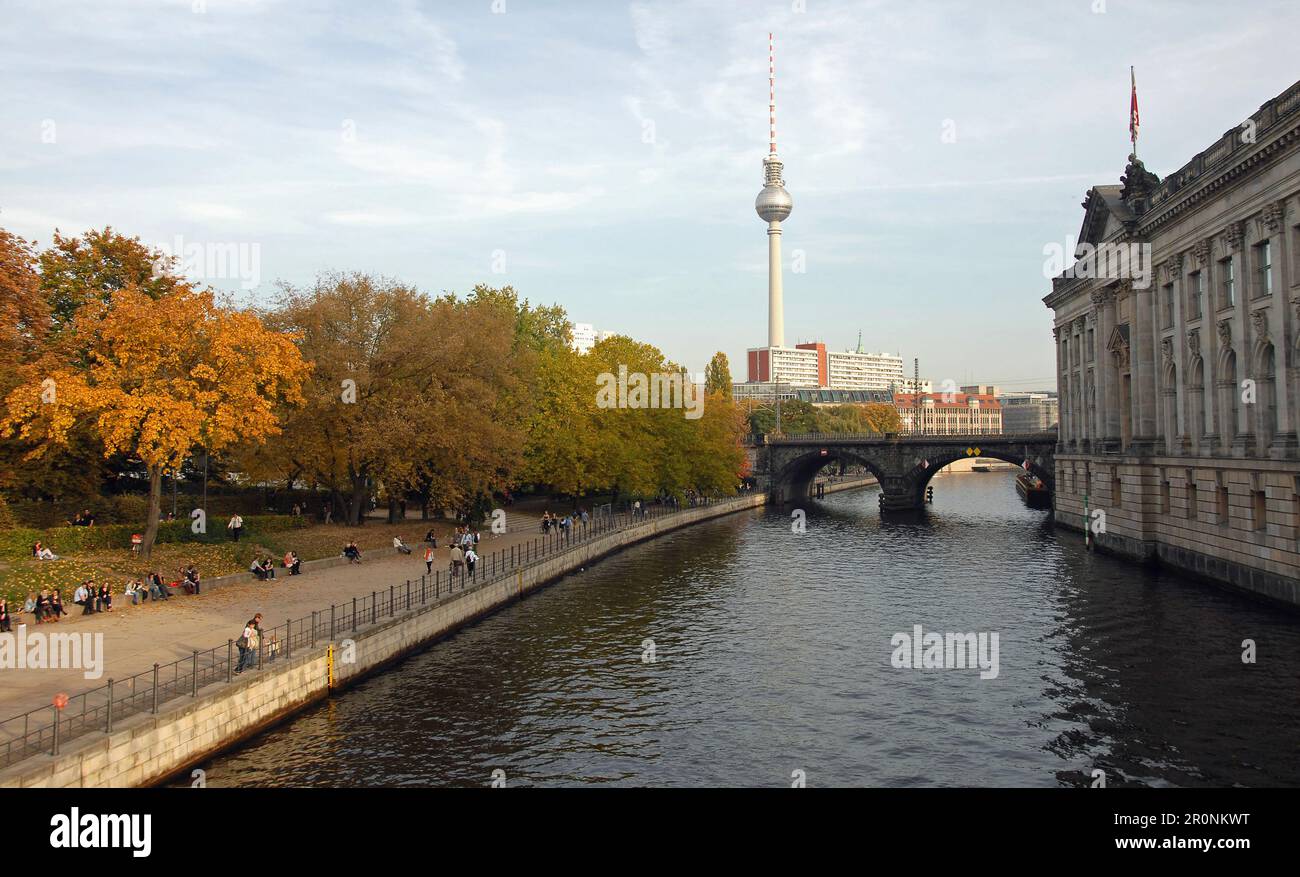 Berlino, Germania: Vista di Berlino e del fiume Sprea dal ponte Nord di Monbijou con il Parco Monbijou (a sinistra) e il Museo Bode (a destra). Foto Stock