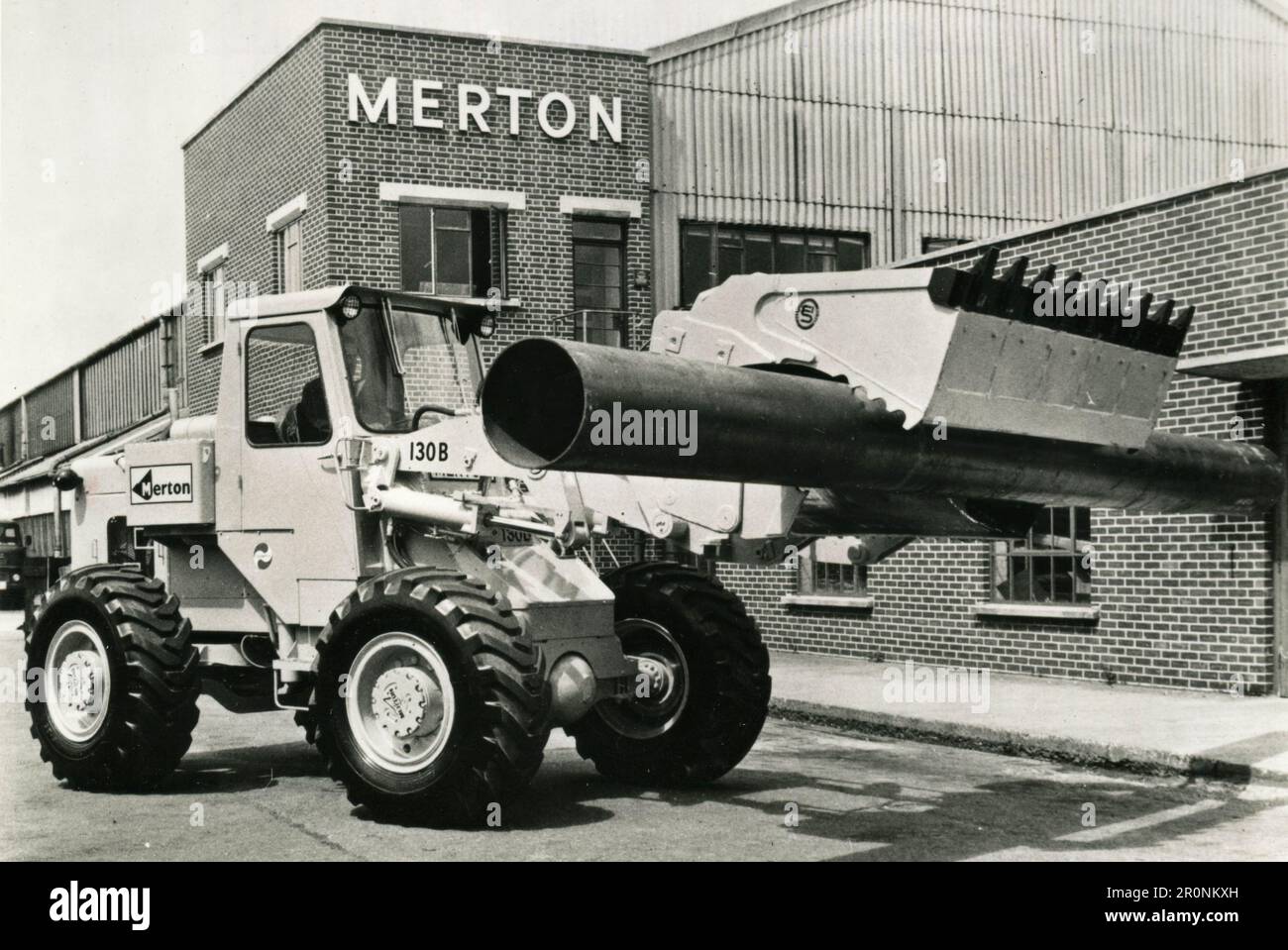 Trattore dotato di benna multiuso di Merton Engineering Company Ltd, Regno Unito 1966 Foto Stock