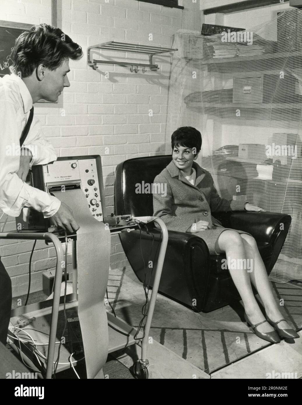 Testare l'instabilità di una seduta in varie posizioni per la Furniture Industry Research Association, UK 1966 Foto Stock