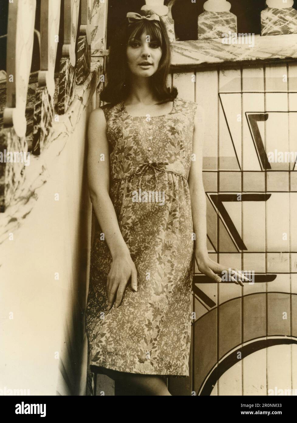 Modello di moda con abito estivo in terylene voile e motivo floreale di Samuel Sherman, Inghilterra 1965 Foto Stock