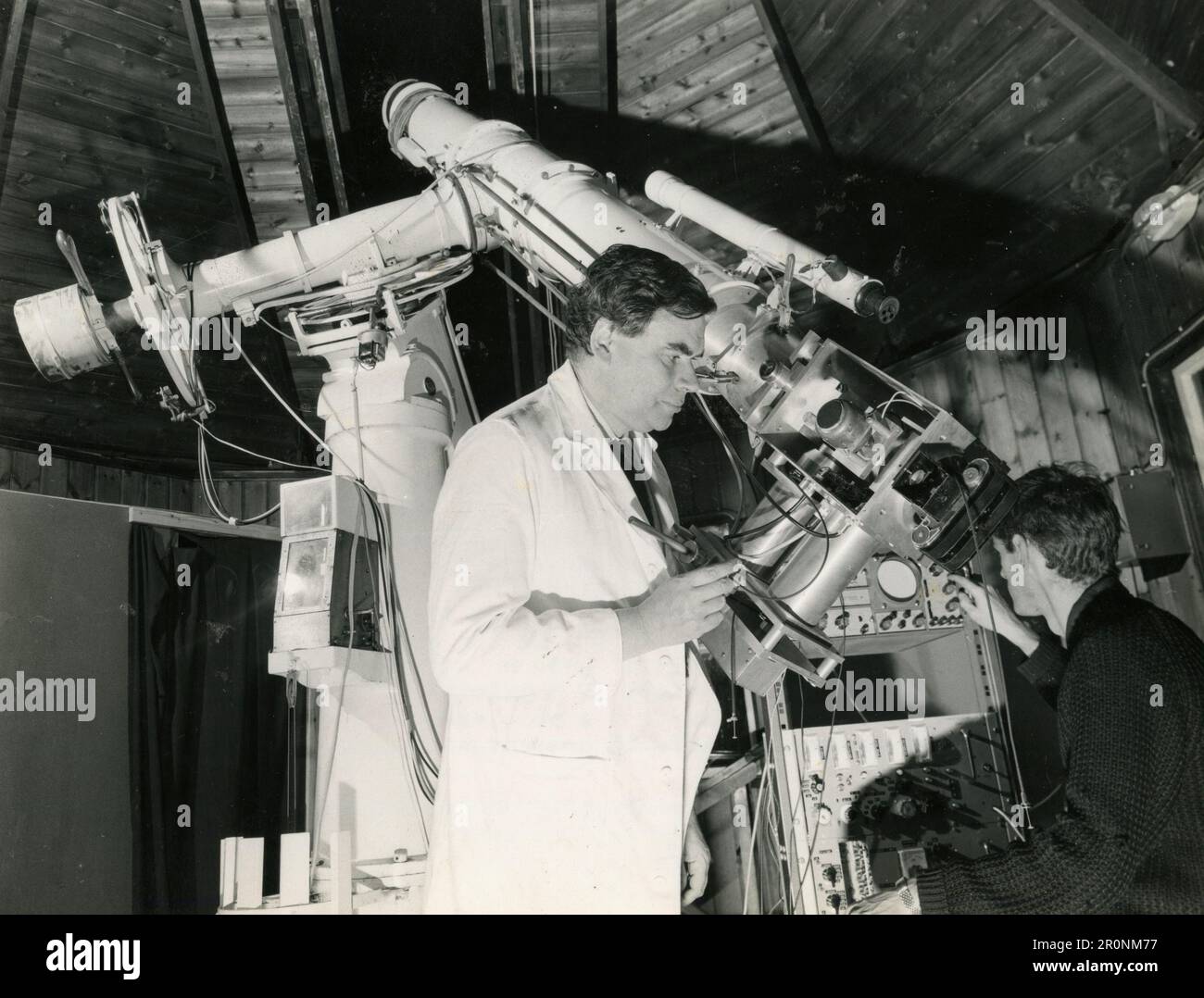 Gregory, capo del Dipartimento di Psicologia sperimentale dell'Università di Cambridge utilizzando la sua invenzione: Il microscopio a immagine solida, Regno Unito 1966 Foto Stock