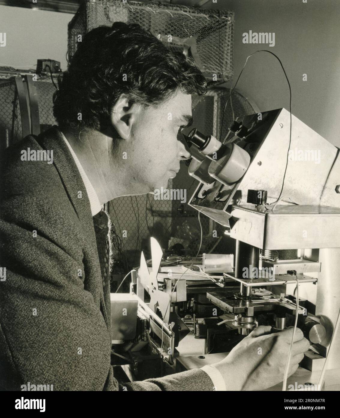 Gregory, capo del Dipartimento di Psicologia sperimentale dell'Università di Cambridge utilizzando la sua invenzione: Il microscopio a immagine solida, Regno Unito 1966 Foto Stock