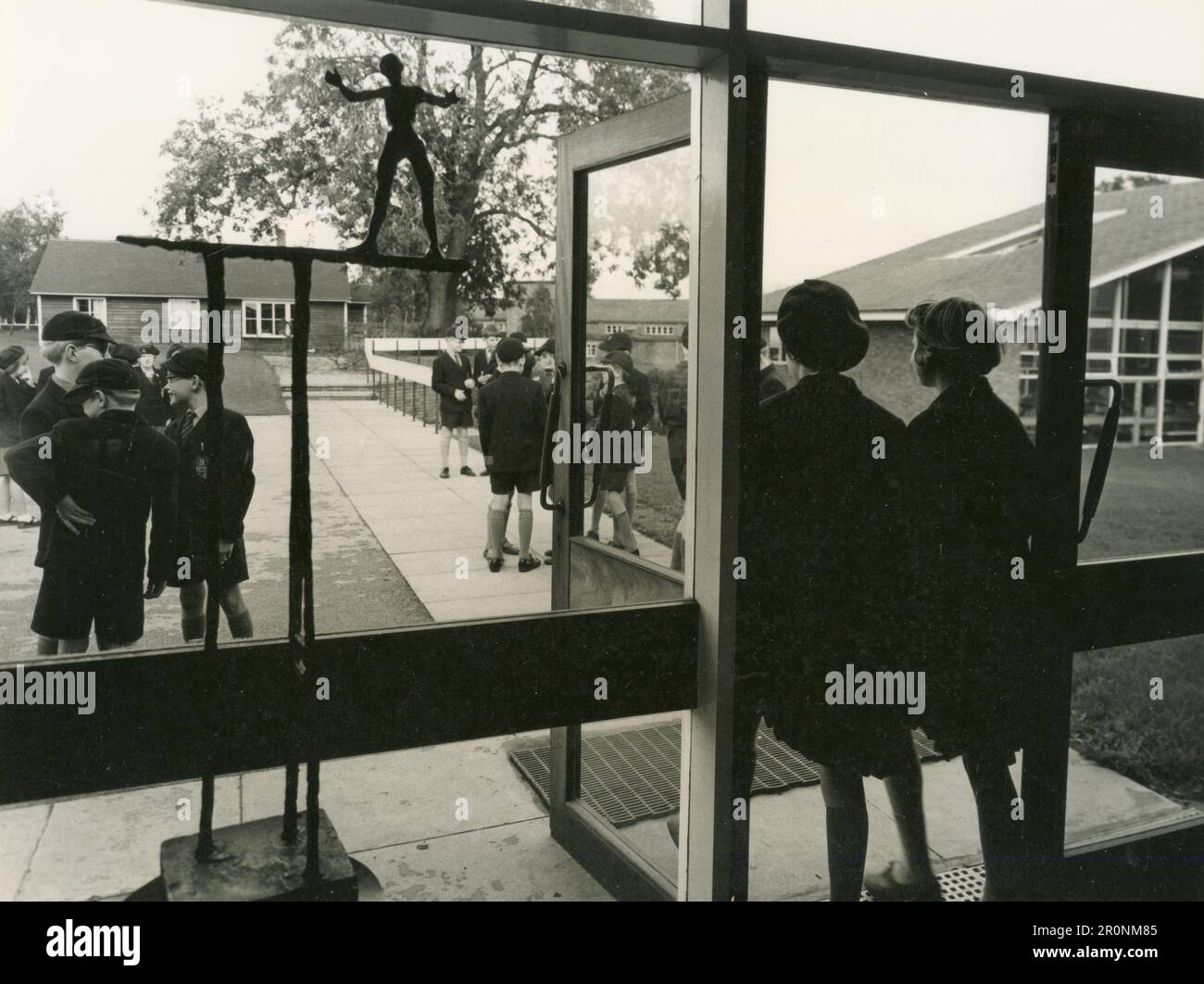 Gli studenti della scuola speciale Exhall Grange che si godono una pausa di mezza giornata, Regno Unito 1966 Foto Stock
