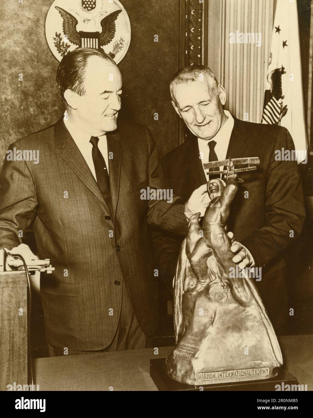 Harmon International Trophy, che si aggiudica ai migliori aviatori, aviatori e aeronauti del mondo, US 1965 Foto Stock