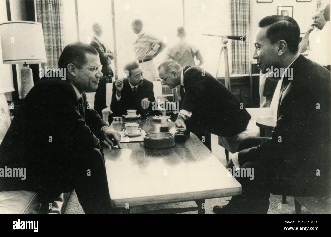 Segretario DELLA Difesa STATUNITENSE Robert McNamara, Vietnam del Sud PM Nguyen Cao Ky, Presidente degli Stati Uniti Johnson e Gen. Nguyen Van Thieu alla Conferenza di Honolulu, Hawaii 1966 Foto Stock