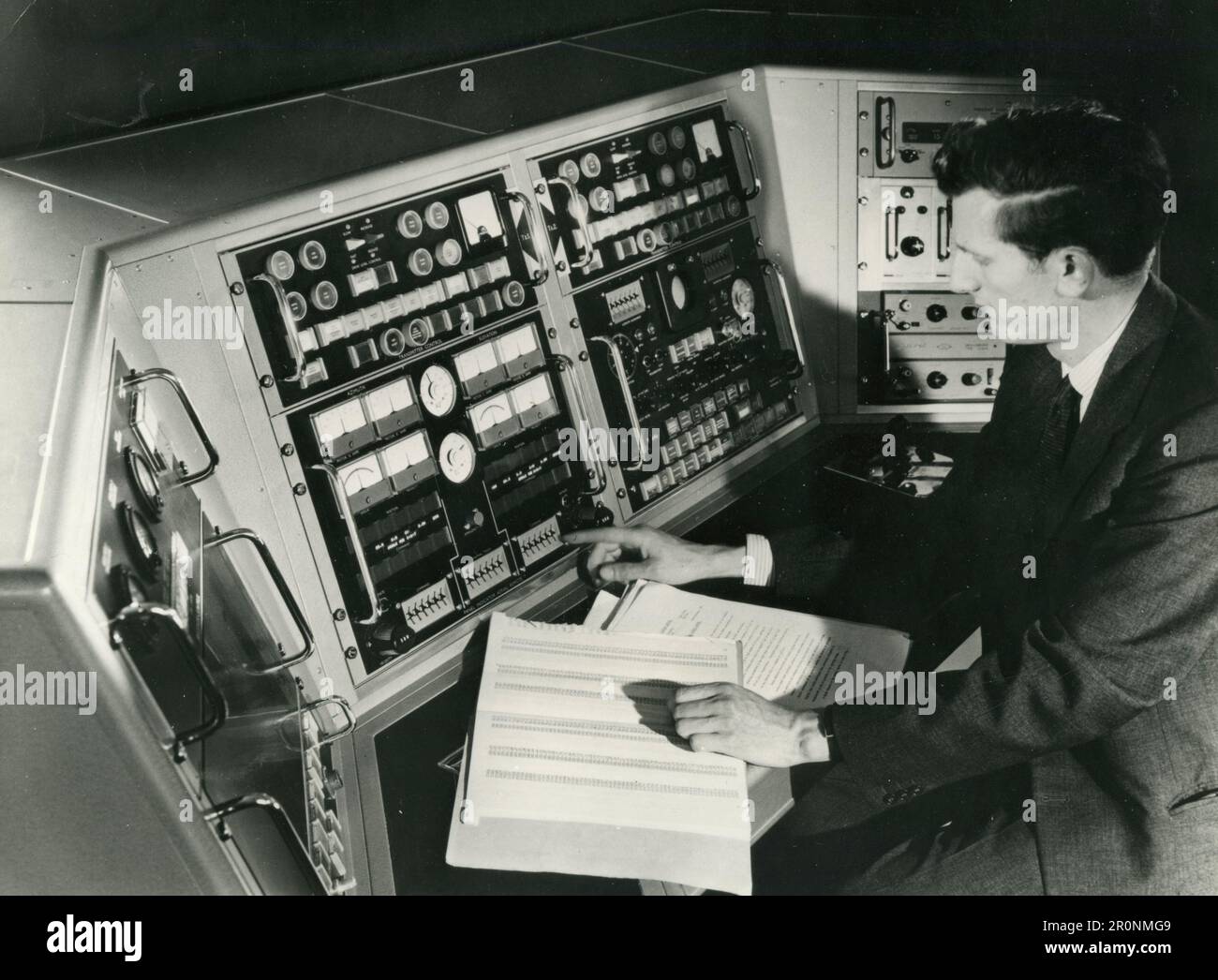 Assemblaggio di una stazione di controllo a terra per comunicazioni via satellite, UK 1966 Foto Stock