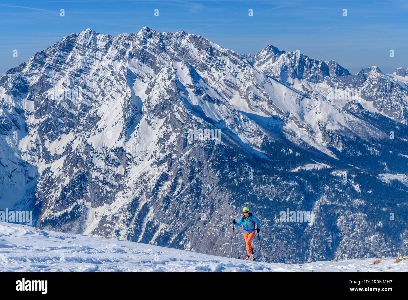 Donna in scialpinismo sorge, Watchmann sullo sfondo, Kleine Reibn, Schneibstein, Alpi Berchtesgaden, Parco Nazionale Berchtesgaden, Berchtesgaden, Alto Foto Stock