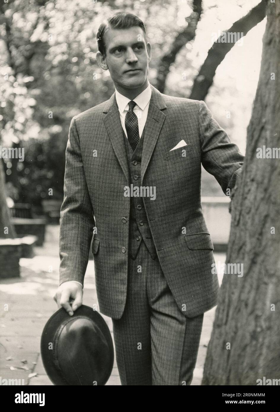 Moda uomo: Modello che indossa una tuta di campagna a assegno marrone fantasia del designer britannico Angus Cundey, UK 1965 Foto Stock