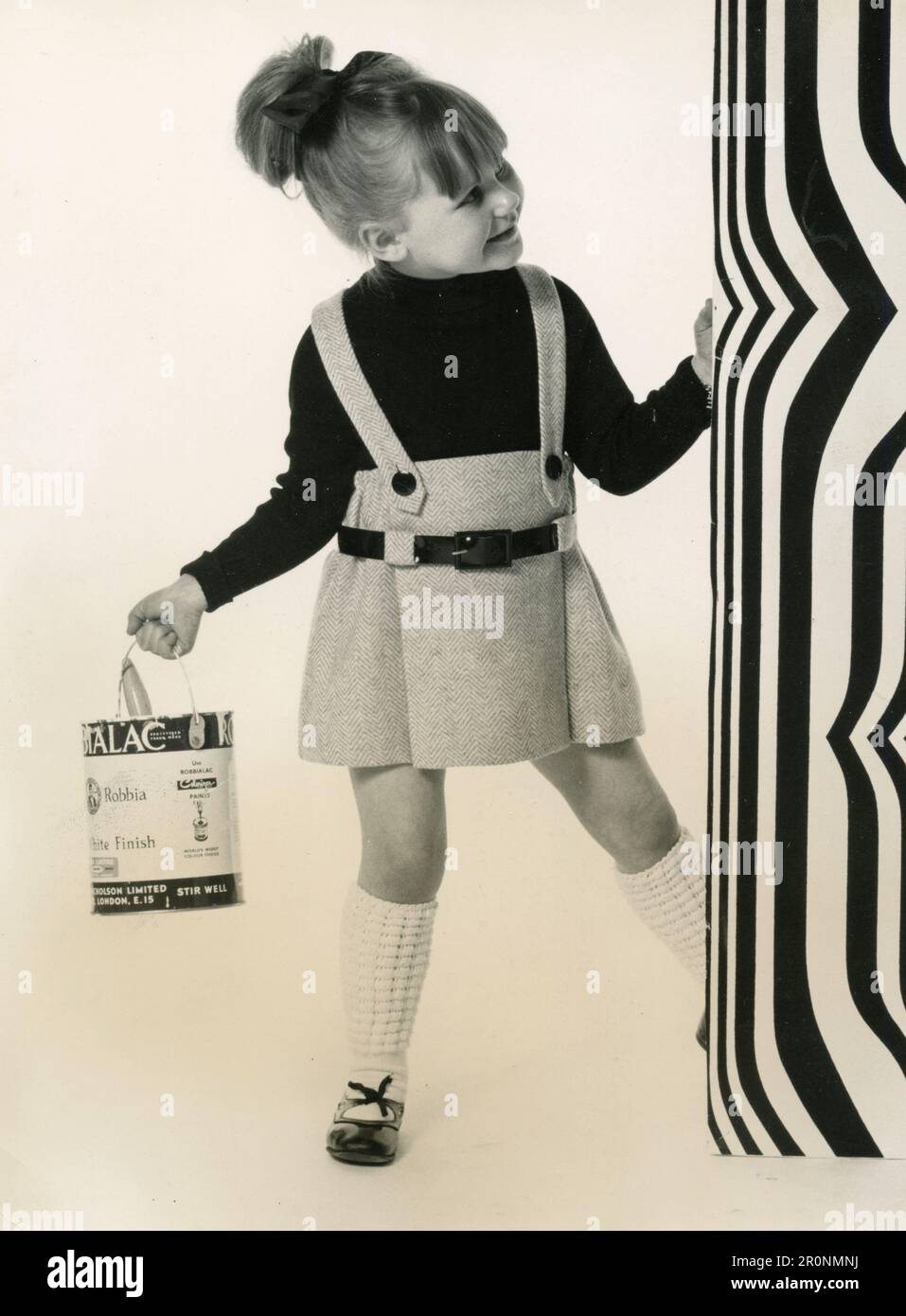 Moda per bambini: Modello con gonna in lana del designer britannico Cumberland Fashions, UK 1966 Foto Stock
