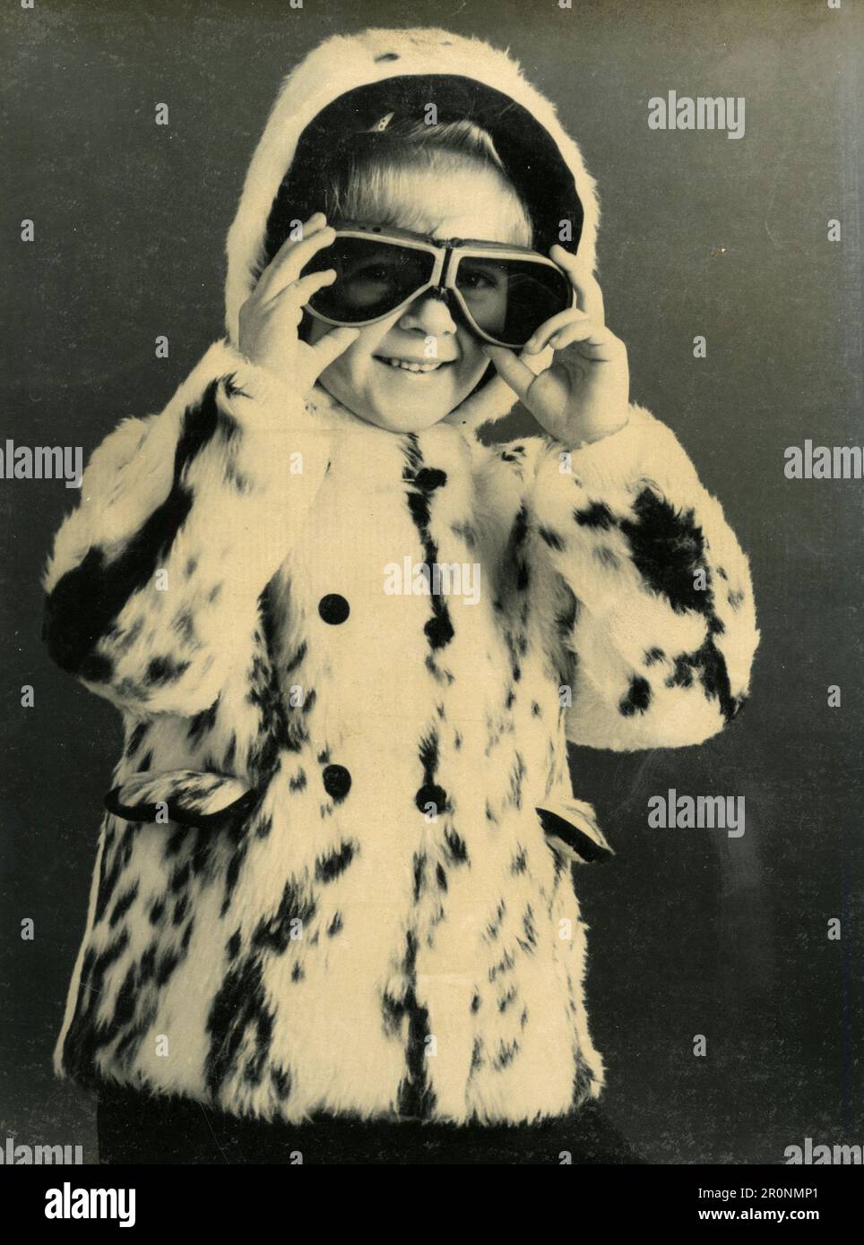 Moda per bambini: Modello che indossa un cappotto a pelo profondo del designer britannico Sally Pigtail, UK 1966 Foto Stock