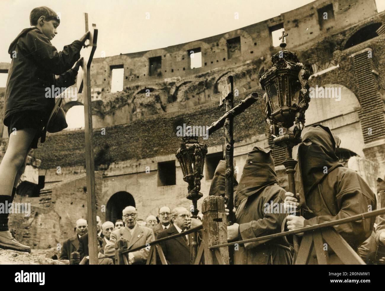 Processione di via Crucis al Colosseo con i membri della fraternità religiosa incappucciati, Roma, Italia 1950s Foto Stock