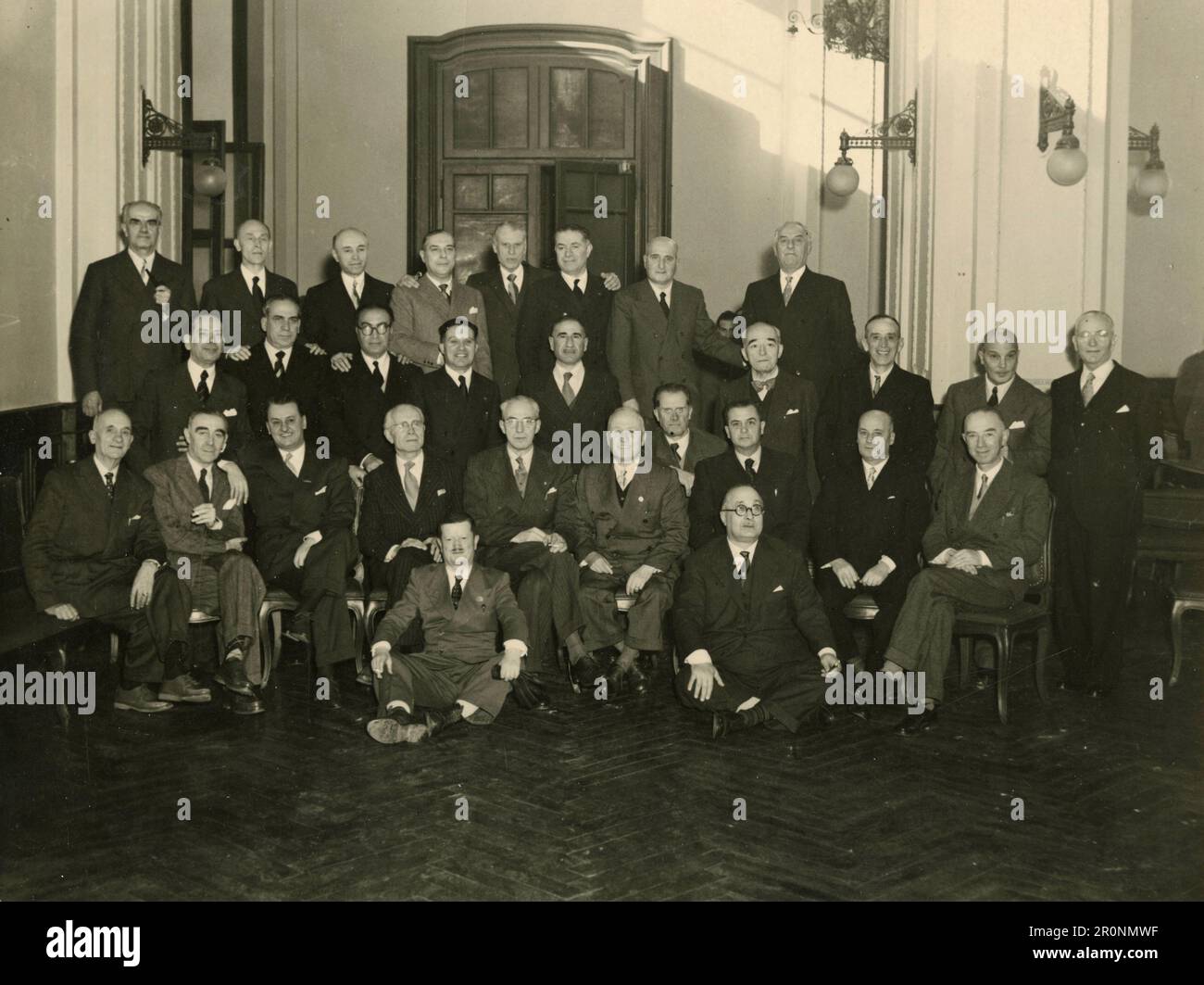 Grande gruppo di uomini in posa per la foto ricordo, Italia 1951 Foto Stock