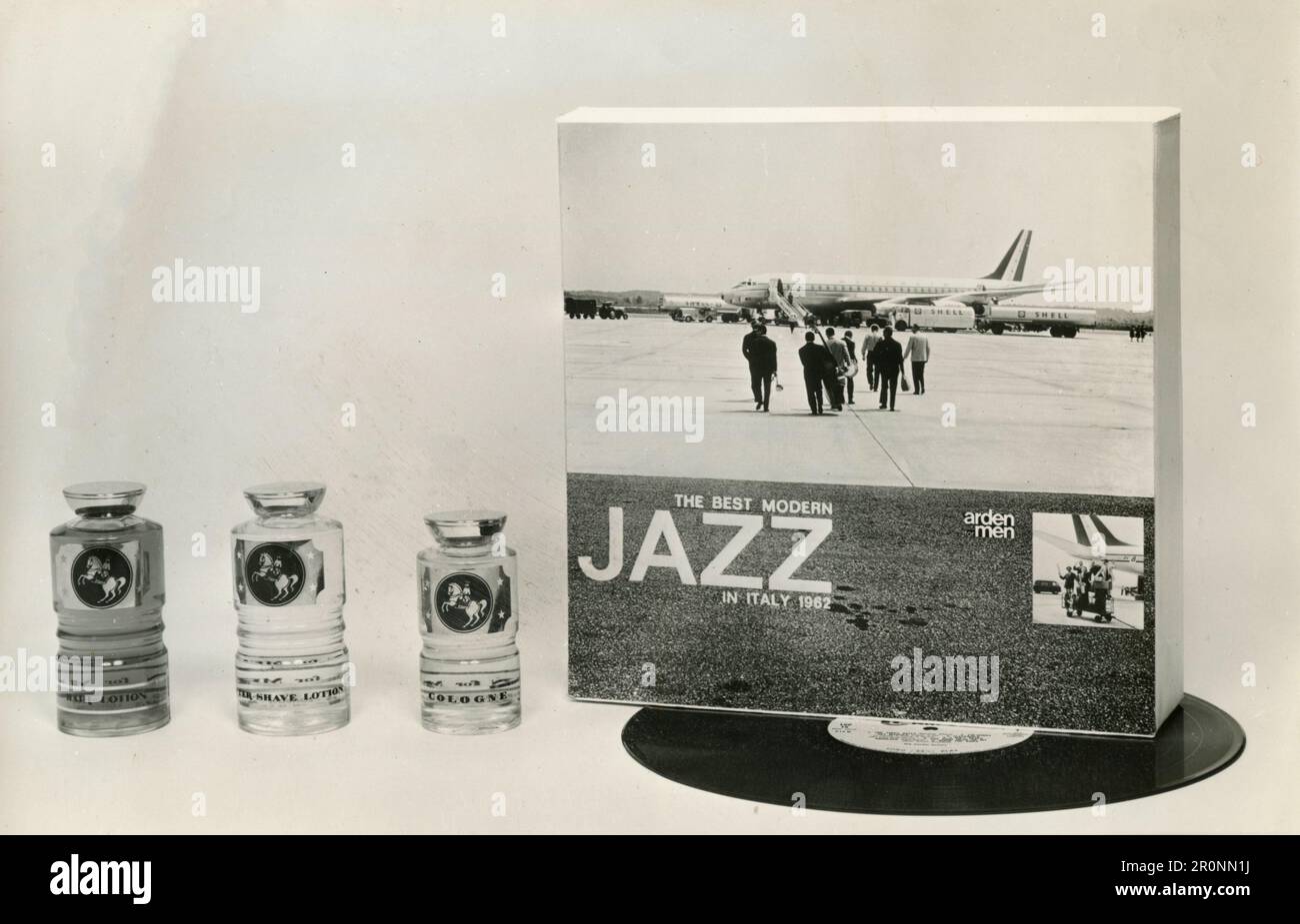 Elizabeth Arden for Men After Shave lotion e il miglior record jazz moderno presente pacchetto, Italia 1960s Foto Stock