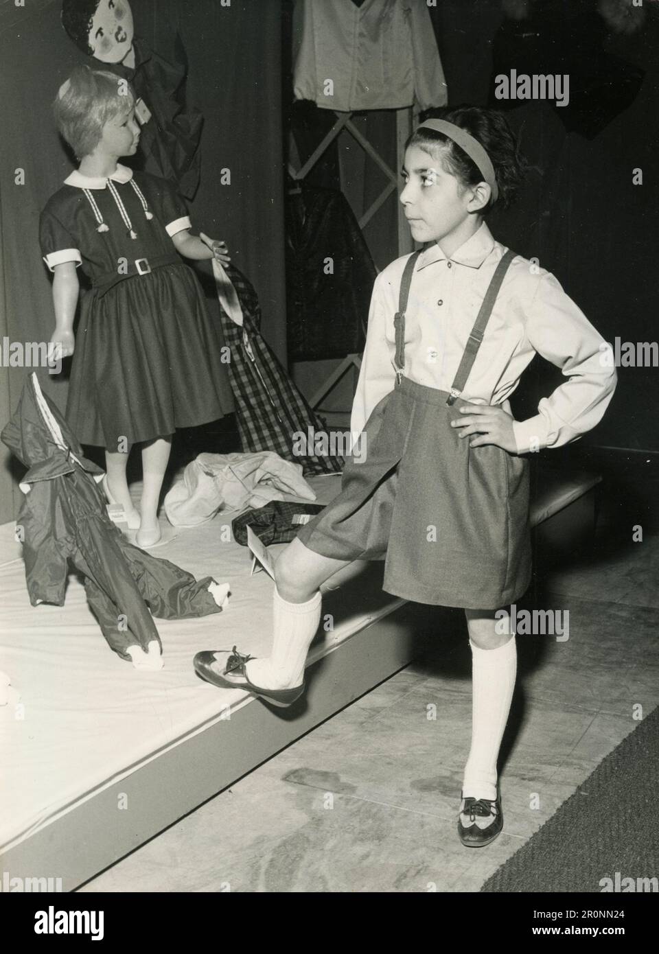 Moda per bambini: Modello con gonna e camicia, Italia 1966 Foto Stock