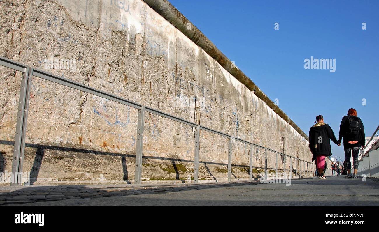 Berlino, Germania: Cammina su una parte conservata del muro di Berlino. Foto Stock