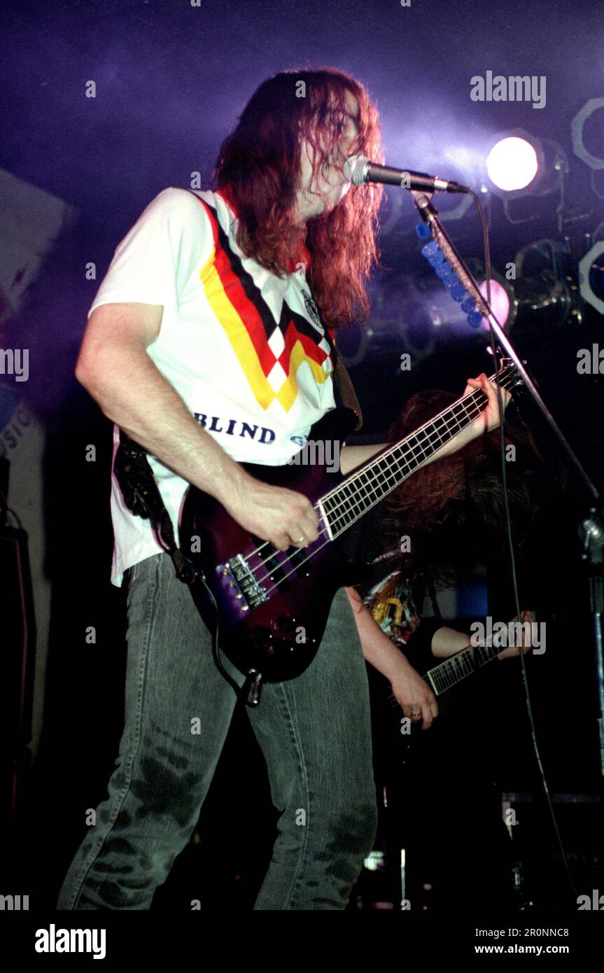Milano Italia 1994-05-05 : Hansi Kürsch bassista dei Guardiani ciechi in concerto al Rainbow club Foto Stock