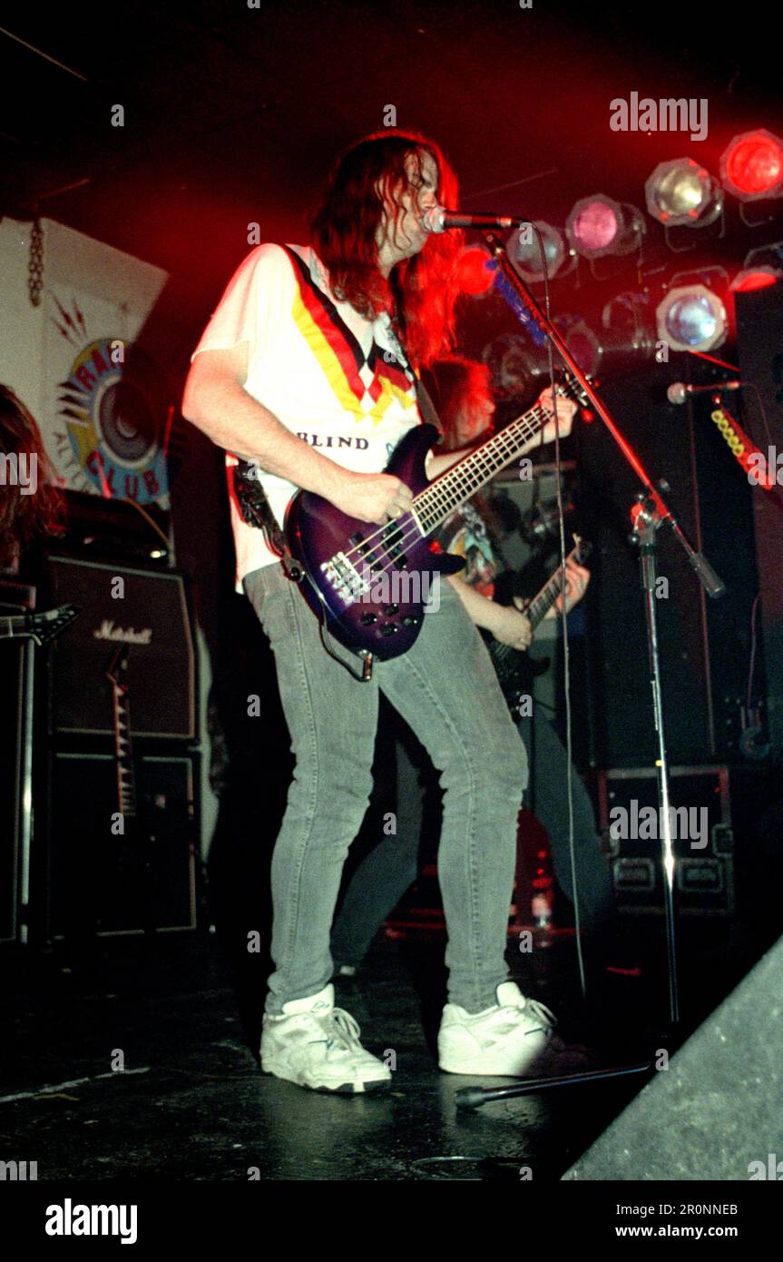 Milano Italia 1994-05-05 : Hansi Kürsch bassista dei Guardiani ciechi in concerto al Rainbow club Foto Stock