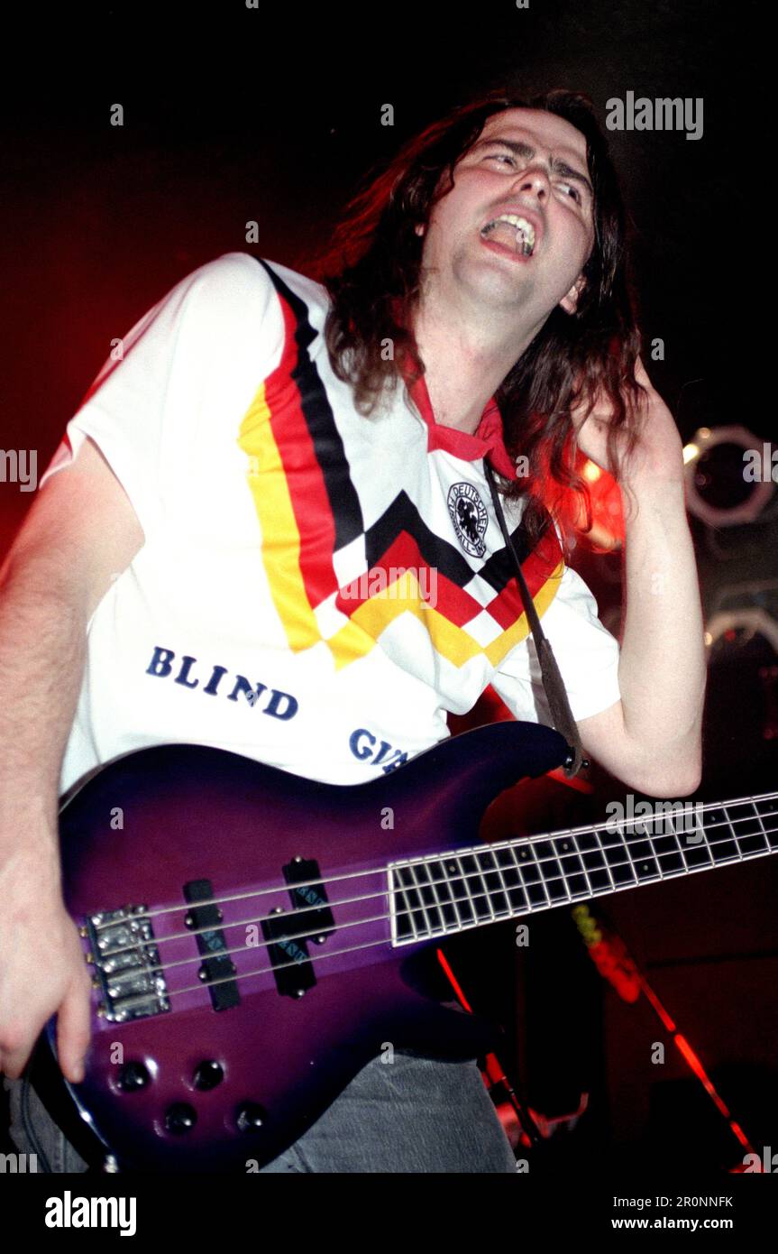 Milano Italia 1994-05-05 : Hansi Kürsch bassista dei Guardiani ciechi in concerto al Rainbow club Foto Stock