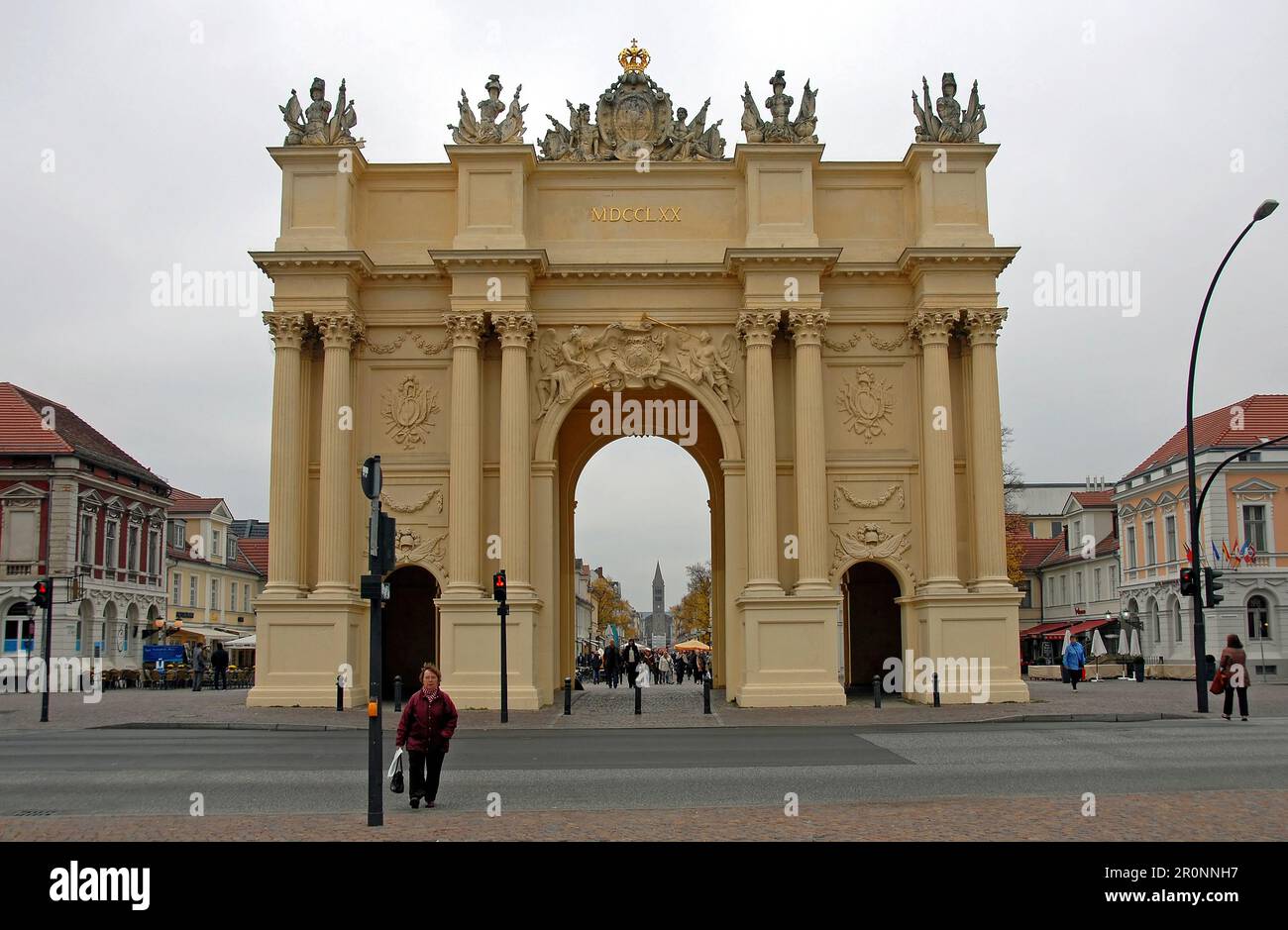 Potsdam, Germania: La porta di Brandeburgo (Brandenburger Tor) a Potsdam. Brandenburg Street Beyond. Foto Stock