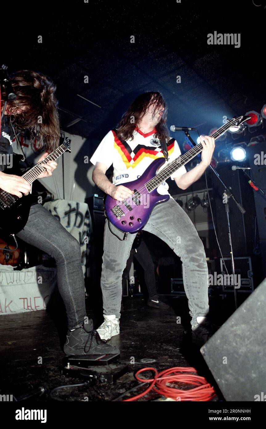 Milano Italia 1994-05-05 : Hansi Kürsch bassista dei Guardiani ciechi in concerto al Rainbow club Foto Stock