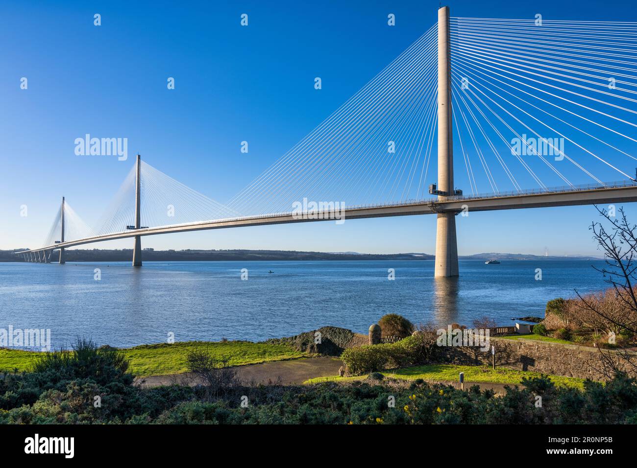 Queensferry Crossing Road Bridge visto dal lato nord del fiume Forth a North Queensferry a Fife, Scozia, Regno Unito Foto Stock