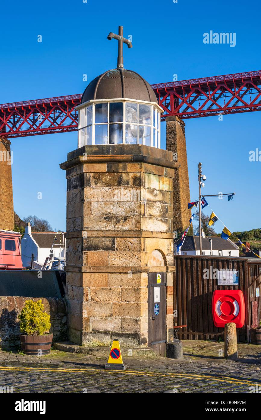 North Queensferry Light Tower, costruita nel 1817, il faro più piccolo al mondo, sul molo di North Queensferry a Fife, Scozia, Regno Unito Foto Stock
