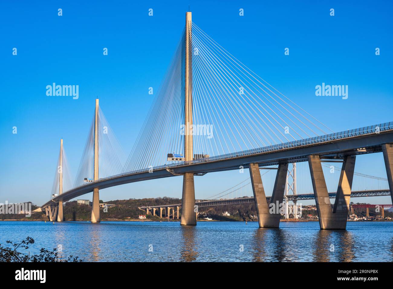 Vista bassa ad angolo del ponte Queensferry Crossing Road dal lato sud del fiume Forth a South Queensferry in Scozia, Regno Unito Foto Stock