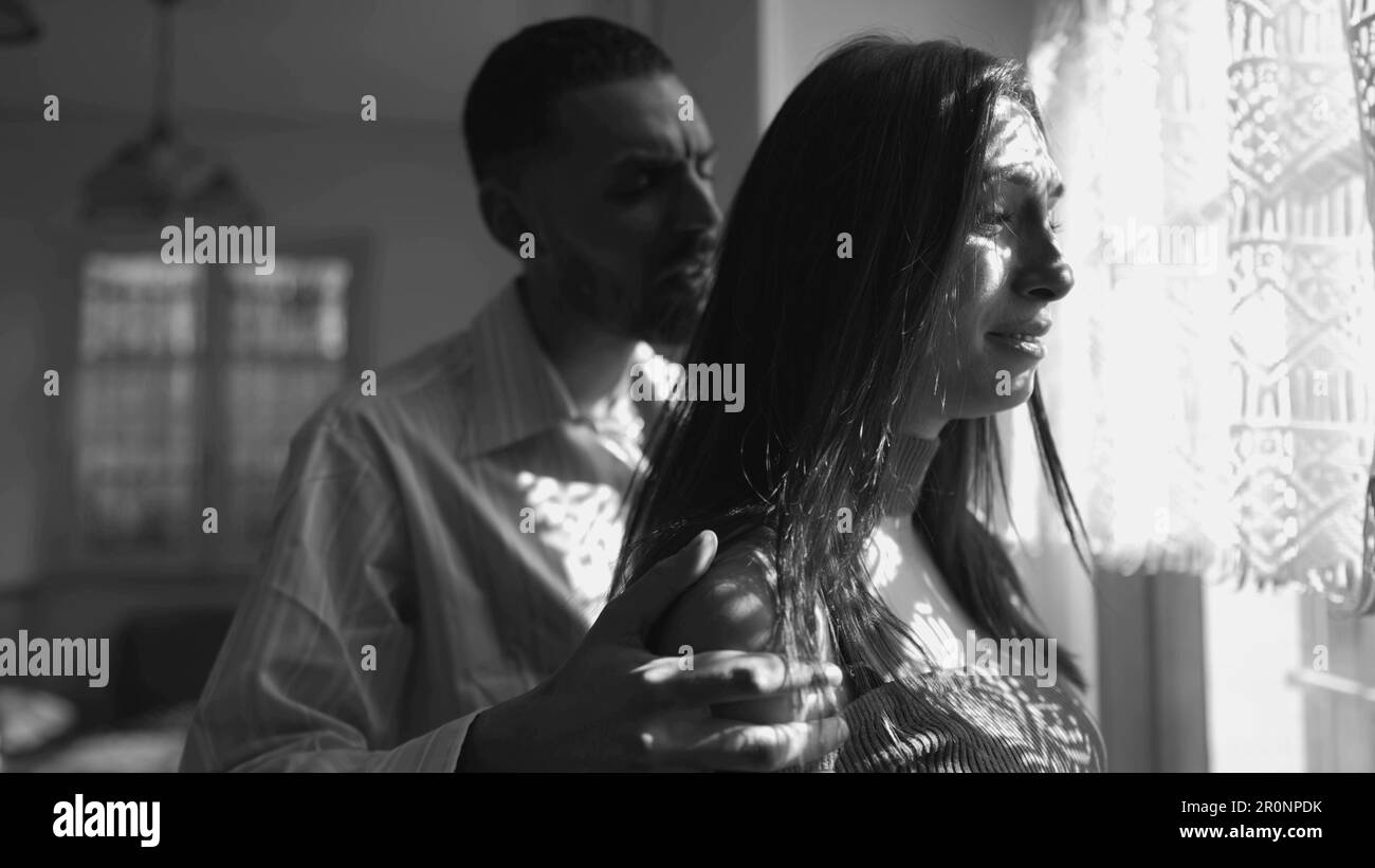 Fidanzato incoraggiante ragazza trista in bianco e nero monocromatico drammatico. Relazione in crisi uomo cercando di avere empatia con depress Foto Stock