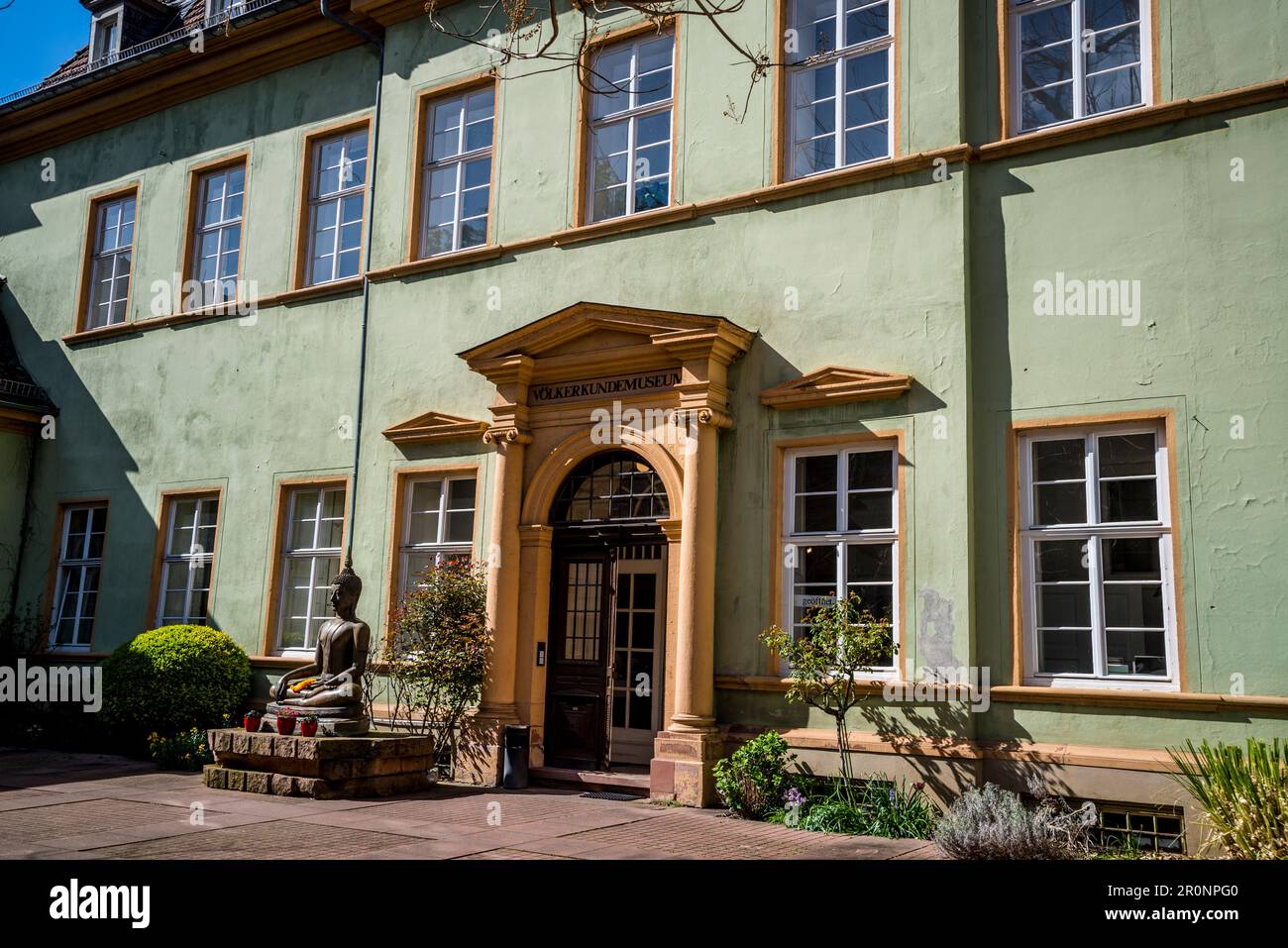 Völkerkundemuseum, un museo etnografico specializzato in arte e oggetti etnografici provenienti da Asia, Africa e Oceania, Heidelberg, Germania Foto Stock