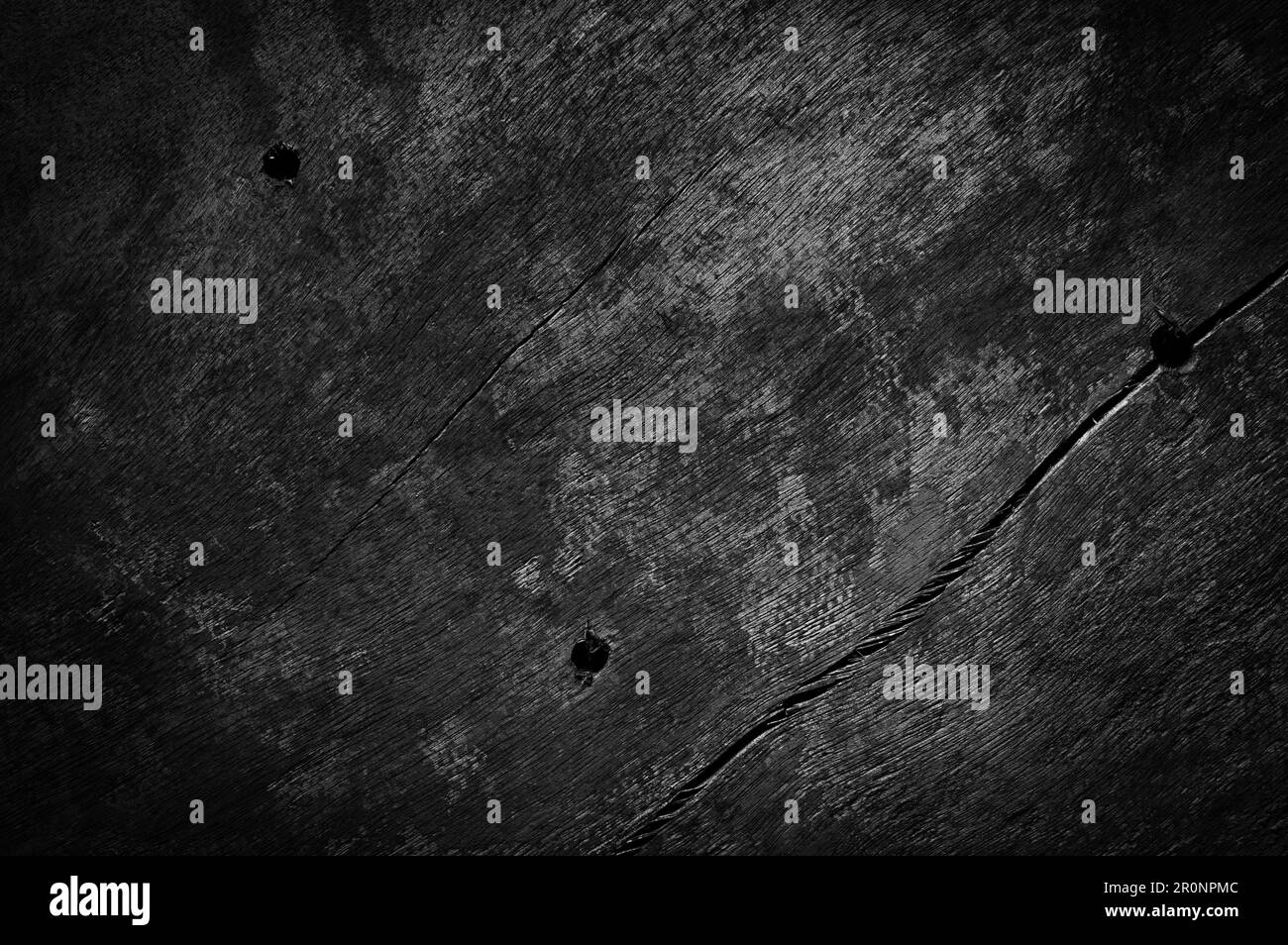 tessitura di una tavola di legno. sfondo nero scuro con texture. Grigio moderno Foto Stock