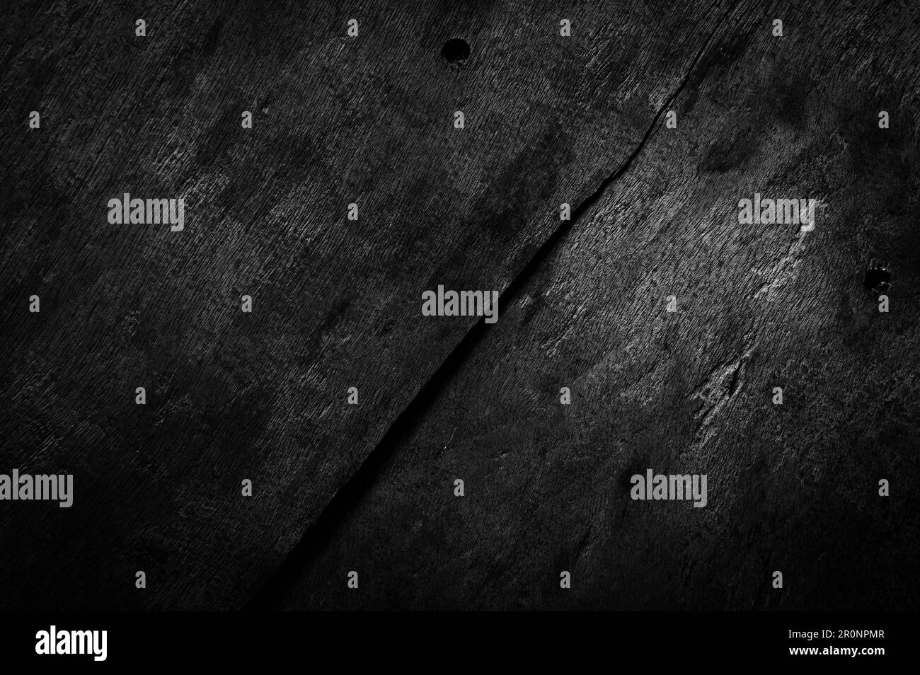 tessitura di una tavola di legno. sfondo nero scuro con texture. Grigio moderno Foto Stock